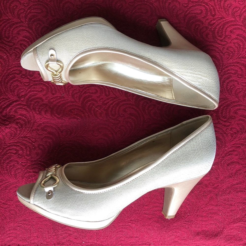Like NEW Gold and Silver Pumps